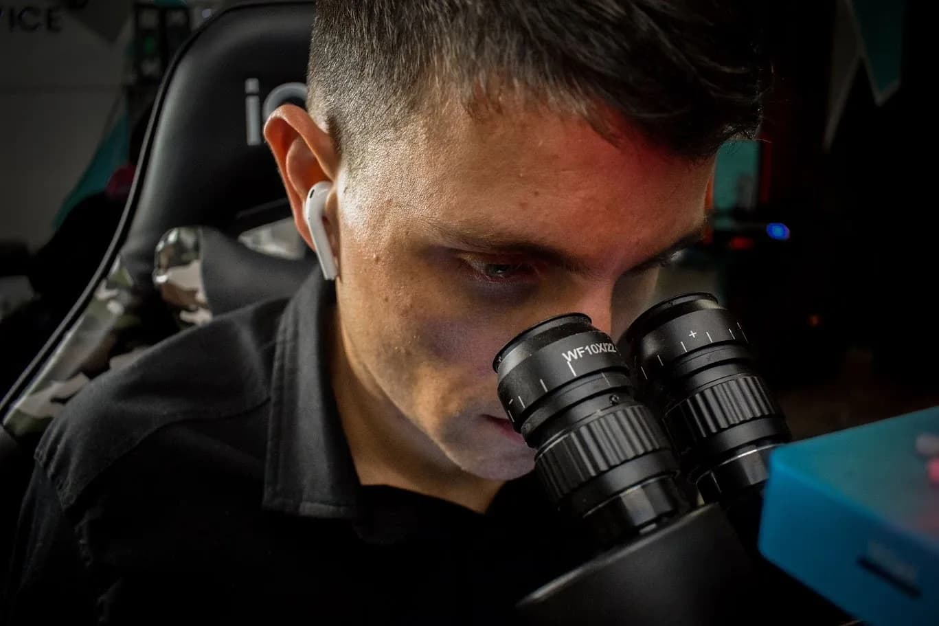 Agustín Scorza observando una placa bajo el microscopio